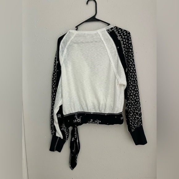 Free People $98 Auxton Thermal Waffle Black White Floral Print Oversized Top XS - Picture 5 of 5